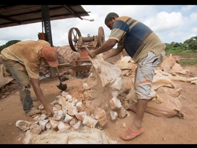 Cận cảnh môi trường làm việc của thợ đào vàng ở nơi “tận cùng của lạm phát”