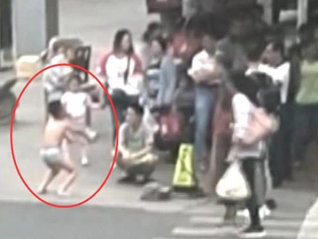 Mẹ lột đồ con trai giữa nơi công cộng vì dám chạm mông bạn gái