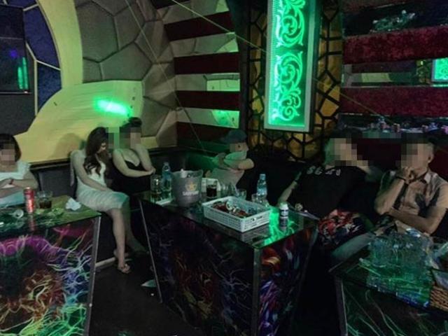 Karaoke đóng cửa, tắt đèn, tổ chức tiệc ma túy bên trong
