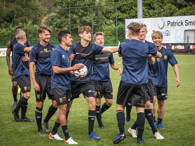 Công Phượng vui đùa cùng đội bóng mới trong trận giao hữu thắng Gent 4-2