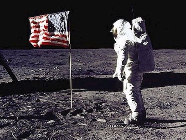 Cuộn băng gốc ghi hình chuyến bay lên Mặt Trăng của tàu Apollo 11 được bán đấu giá hơn 23 tỷ đồng