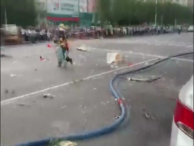 Rợn người cảnh lính cứu hỏa TQ ôm bình gas đang cháy chạy trên đường