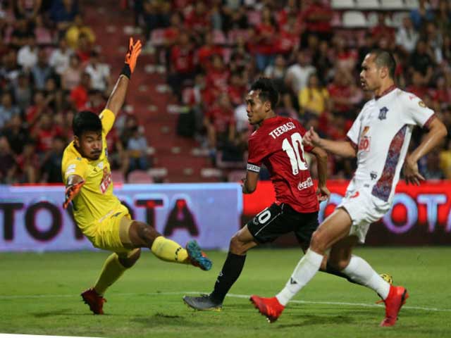 Muangthong - Chiangrai: Văn Lâm hay nhất, sân cỏ thành võ đài