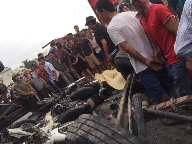 Ảnh-clip: Hiện trường tang thương vụ xe tải lật đè nhiều người tử vong ở Hải Dương