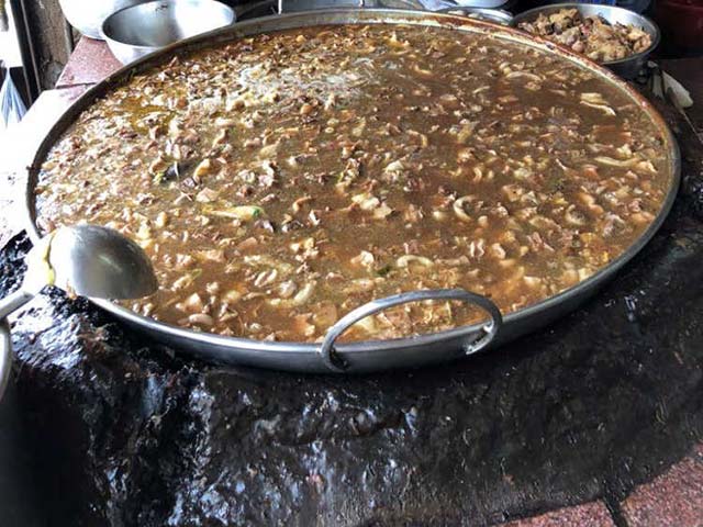 Món súp bò hầm ”siêu to khổng lồ” có nồi nước dùng đun sôi liên tục suốt 45 năm
