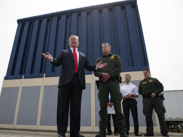 Ông Trump bất ngờ có 2,5 tỉ USD xây tường biên giới
