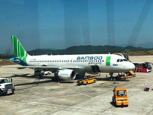 Khách mở cửa thoát hiểm, Bamboo Airways trễ bay hàng loạt