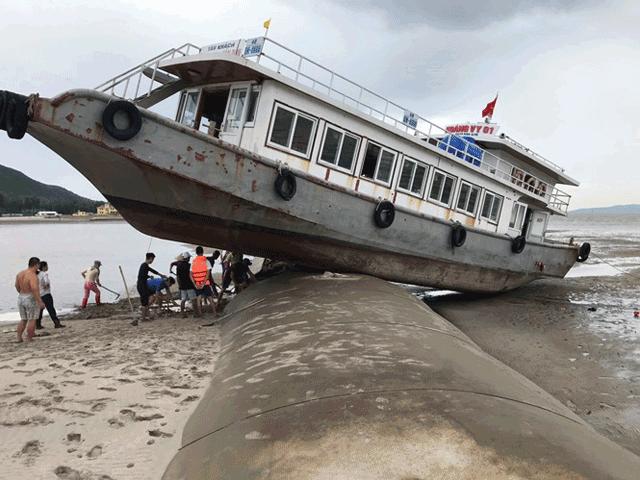 Kinh hãi cảnh tàu khách vắt vẻo trên đê lấn biển khi tránh bão