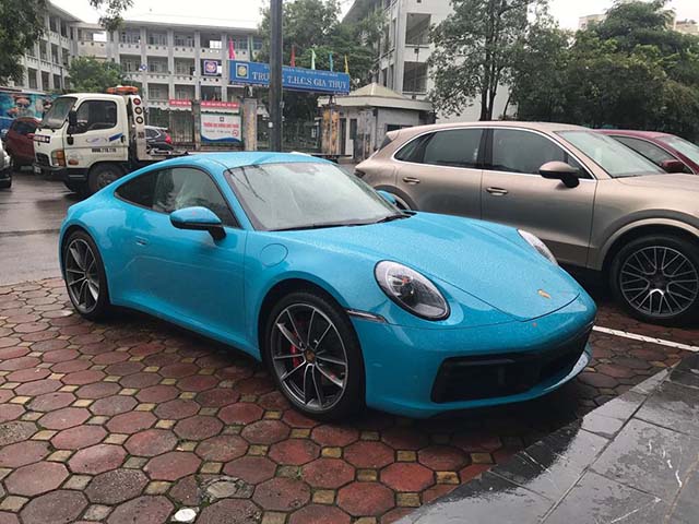 Cận cảnh Porsche 911 Carrera S mới tại Việt Nam với màu xanh dương Miami Blue độc lạ