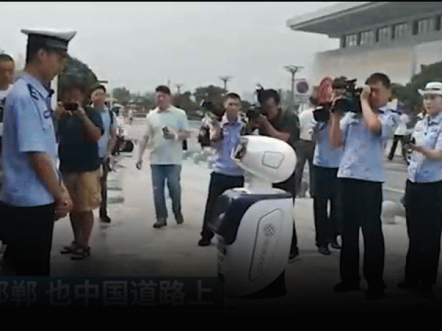 Video: Xem robot cảnh sát đi tuần trên đường phố Trung Quốc