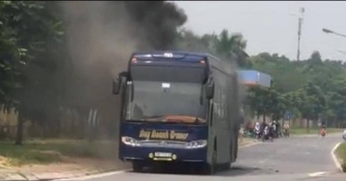 Xe khách ”5 sao” bốc cháy ngùn ngụt tại cầu Đông Trù, Hà Nội