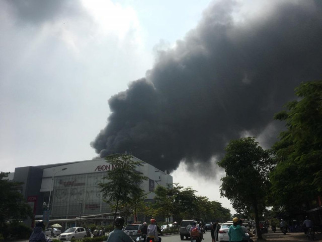 Cháy kho xưởng nhựa cạnh Aeon Mall Long Biên, cột khói bốc cao hàng chục mét