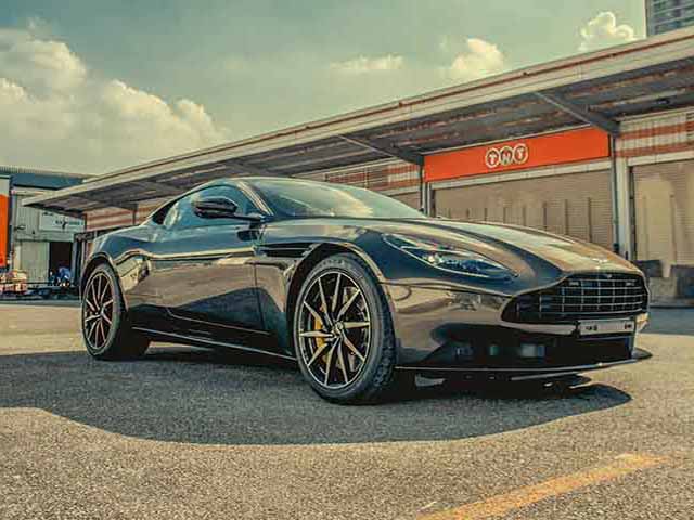 Aston Martin DB11 màu độc chính thức về tay người chơi xe Việt Nam