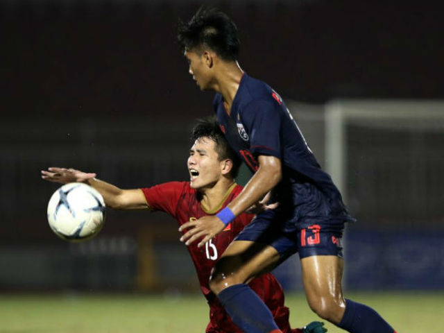 Nảy lửa U18 Việt Nam - U18 Thái Lan: Đàn em Tiến Dũng bị ”chặt chém” thô thiển