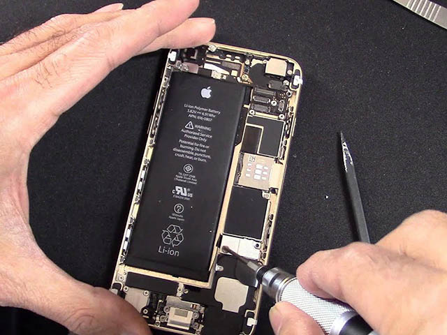 Apple nói gì về việc ngăn bên thứ ba thực hiện thay pin iPhone?