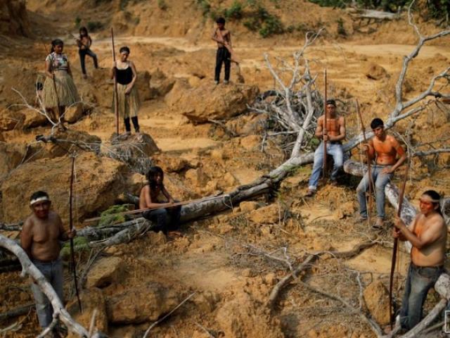 Bộ lạc nguyên thủy quyết bảo vệ rừng Amazon đến “giọt máu cuối cùng”