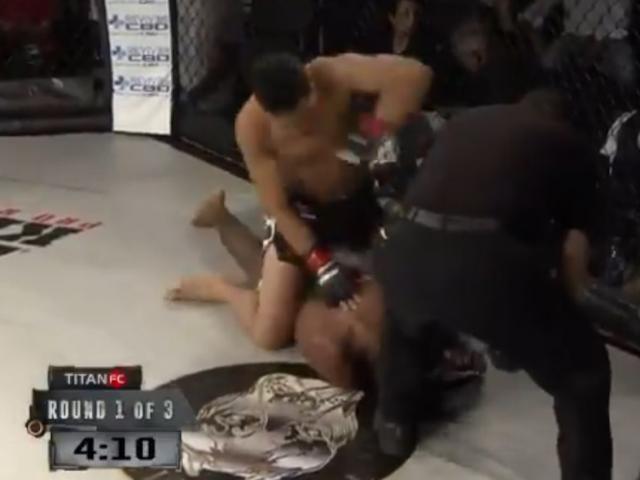 Bàng hoàng MMA: Võ sỹ ăn đòn “ngất lên ngất xuống” trọng tài vẫn cho đấm tiếp