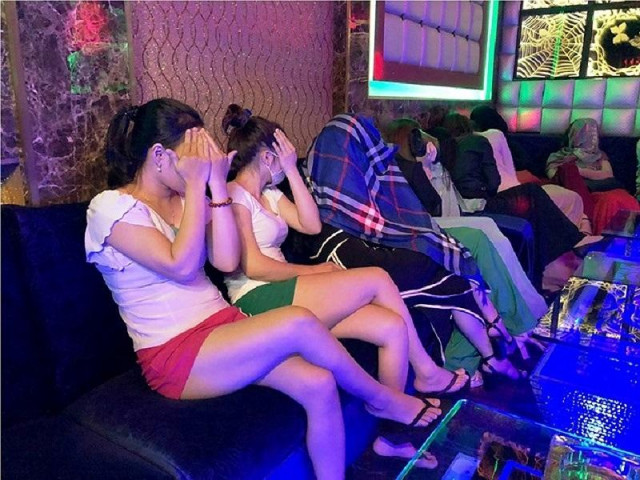 Từ tháng 9/2019, nhân viên quán karaoke phải đeo biển tên