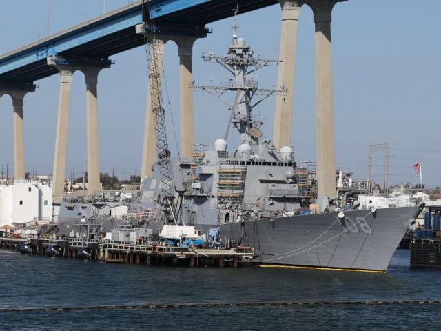 Giữa căng thẳng, Mỹ điều tàu chiến ”áp sát” đảo nhân tạo TQ xây trái phép trên Biển Đông