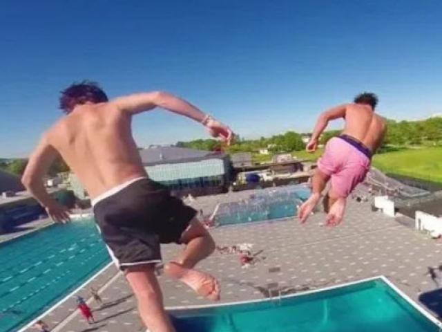 Môn thể thao chẳng khác nào tự tử: Nhảy xuống 10m úp bụng lên mặt nước