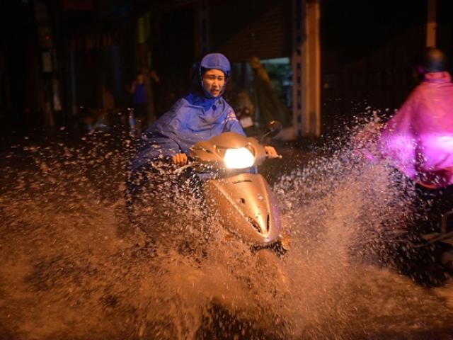 Bão số 4 áp sát đất liền từ Hà Tĩnh đến Quảng Trị, nhiều nơi đang mưa rất to