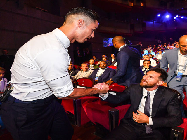 Ronaldo ”nhớ” Tây Ban Nha và Messi: Nói gì về bốc thăm vòng bảng Cúp C1?