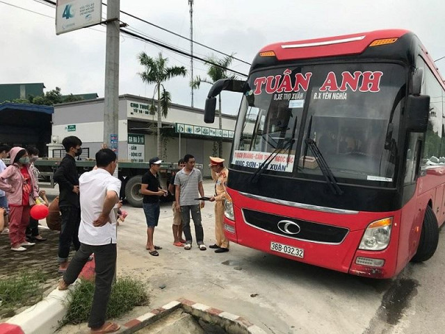 Nhận tin báo, CSGT 'bắt gọn' xe khách 46 chỗ nhồi nhét 87 người về nghỉ lễ