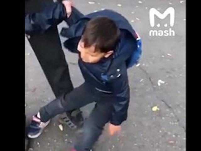 Cậu bé Nga khóc lóc, liên tục xin “con không muốn đi học” gây sốt mạng xã hội