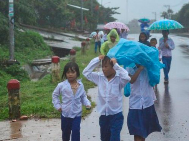 Quảng Trị: Học sinh vùng lũ đội mưa đi khai giảng, đến trường thầy thông báo... hoãn