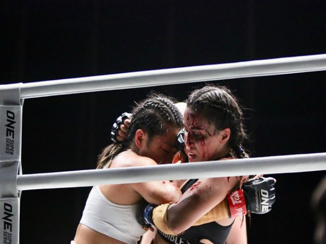 Vang dội ONE Championship: Nữ võ sĩ Bi Nguyễn ra đòn vũ bão, đối thủ sứt đầu mẻ trán