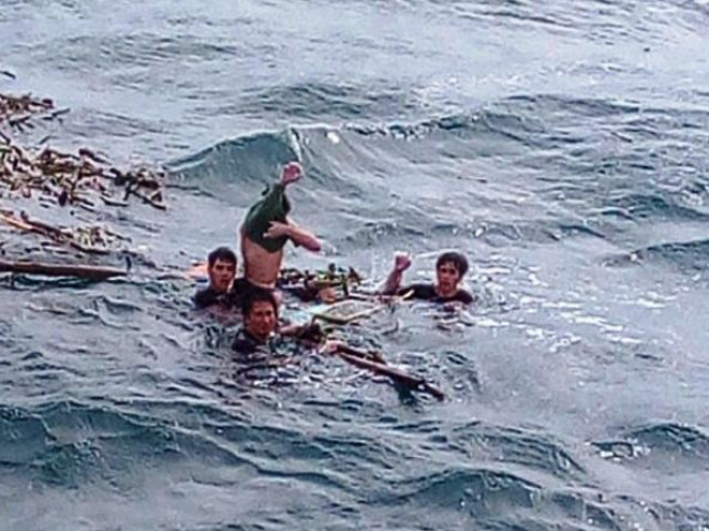 Chùm ảnh: Rưng rưng xúc động đón 3 ngư dân bơi 25 giờ trở về