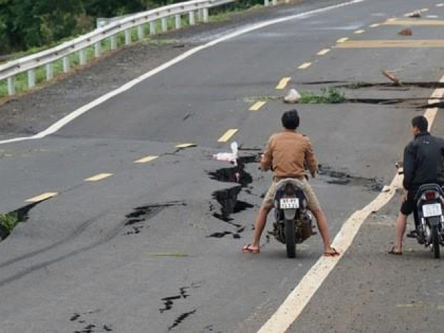 Đường tránh 250 tỉ vừa hoàn thành đã nứt toác: Hàng loạt ”ngã tư tử thần”