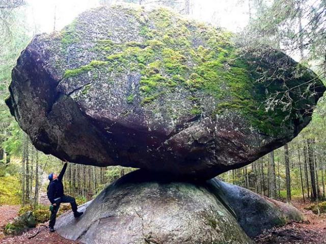 Hòn đá thăng bằng bí ẩn nhất thế giới