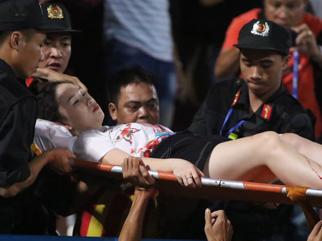Hà Nội FC muốn tìm kẻ phá hoại bắn pháo sáng sân Hàng Đẫy khiến fan nhập viện
