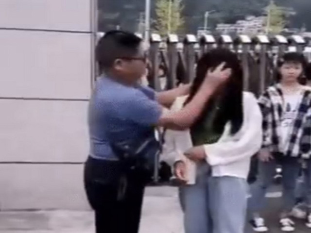 Trung Quốc: Giáo viên tẩy trang cho nữ sinh ngay tại cổng trường