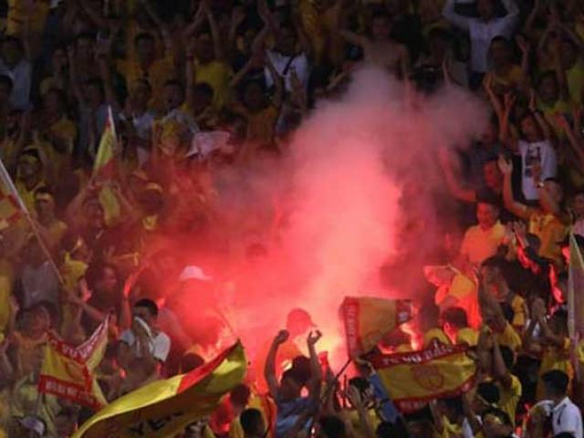 Án phạt nóng sân Hàng Đẫy vụ pháo sáng làm fan nữ nhập viện: Hà Nội FC bị “treo sân” đến hết mùa