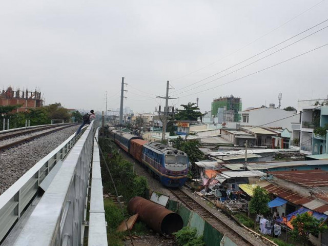 Chuyến tàu cuối cùng chạy trên cầu đường sắt gần 120 tuổi ở Sài Gòn