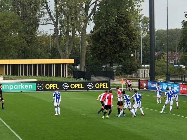Văn Hậu lần đầu ra sân ở Heerenveen: Sát cánh cựu SAO trẻ Barca, rượt đuổi 6 bàn