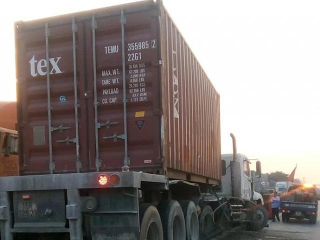 Hai xe container va chạm bốc cháy ngùn ngụt trên quốc lộ 5, lái xe chết cháy