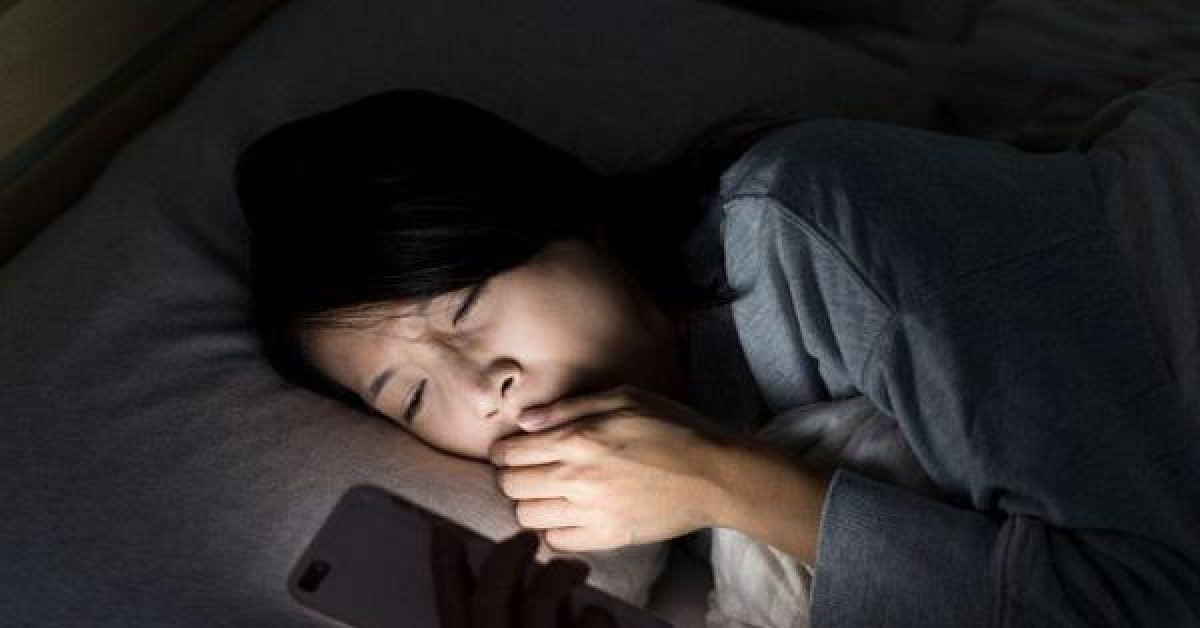 6 thói quen trước khi ngủ khiến cơ thể nhanh lão hóa, giảm tuổi thọ, điều thứ 2 có đến 99% người trẻ mắc phải