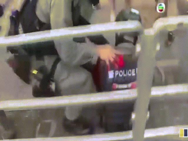 Video: Hãi hùng khoảnh khắc người biểu tình Hong Kong đâm dao khiến cảnh sát đổ máu