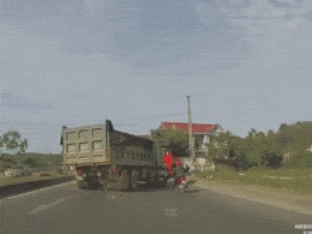 Video: Bị xe tải ép đột ngột, lái xe máy thoát hiểm thần kỳ