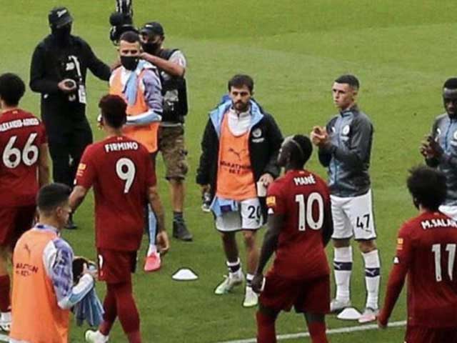 Fan Liverpool phẫn nộ vì cầu thủ Man City không vỗ tay chào đón ”tân vương”