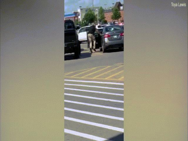 Video: Cảnh sát Mỹ nã 11 phát đạn vào nghi phạm da màu vừa rời siêu thị