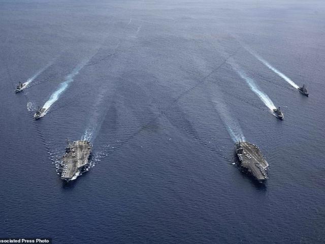 Chùm ảnh hai nhóm tàu sân bay Mỹ tập trận ngay trước mắt tàu Trung Quốc ở Biển Đông