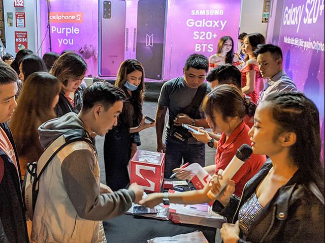 Chiêu đãi fan bằng “đêm hội” Galaxy S20+ BTS, CellphoneS đông kín người vào rạng sáng