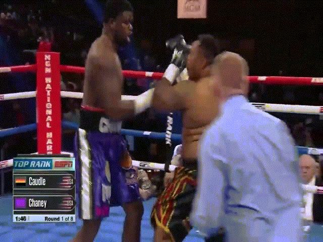 Rung chuyển boxing: Võ sĩ nặng hơn 100kg bị đấm bay khỏi võ đài