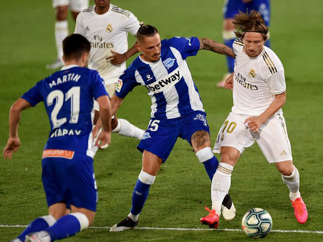 Video highlight trận Real Madrid - Alaves: Phạt đền mở điểm, VAR giúp sức