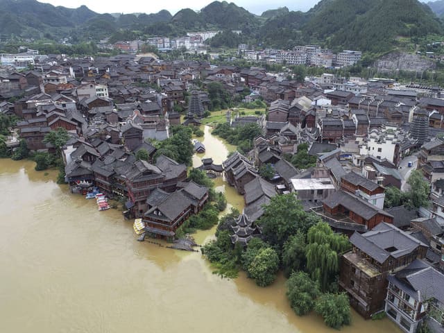 Trung Quốc thiệt hại bao nhiêu khi mưa lũ và nguy cơ vỡ đập?