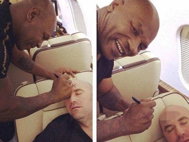 Mike Tyson quậy phá, ”vẽ bậy” lên mặt ”Bố già” UFC trên máy bay